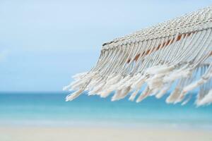 Ränder strand paraplyer på de strand. foto