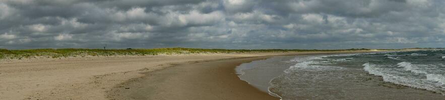 visningar av de ändlös strand på de nordlig hav i blavand Danmark foto