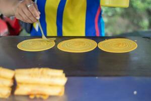 steg för framställning pannkaka rullar tjock vaniljsås utomhus göra flera små pannkakor på de samma tid. foto