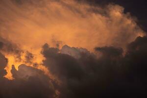 färgrik dramatisk himmel med moln. foto