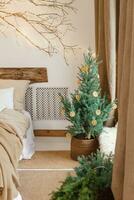 mysigt interiör dekorerad för jul i scandinavian stil. leva gran träd dekorerad med naturlig ornament tillverkad av torkades apelsiner foto