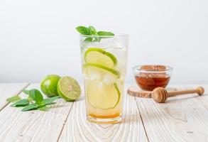 iced honung och lime soda med mynta - uppfriskande drink foto