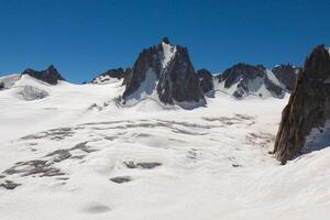 massivet de mont blanc på de gräns av Frankrike och Italien. i de förgrund de is fält och sprickor av de dal blanche foto