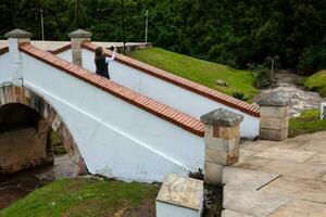 kvinna turist tar selfies på de känd historisk bro av boyaca i colombia. de colombianska oberoende slåss av boyaca tog plats här på augusti 7, 1819. foto