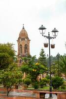 skön central fyrkant och de san jeronimo socken tempel av de små stad av nobsa väl känd för de traditionell handgjort ruanas i de område av boyaca i colombia foto