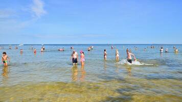 swinoujscie, polen. 15 augusti 2023. människor i de vatten på de strand under Semester säsong i över baltic hav. foto