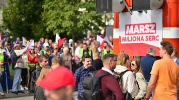 Warszawa, polen. 1 oktober 2023. Mars av en miljon hjärtan. hundratals av tusentals Mars i anti-government protest till visa Stöd för demokrati. de spontan reaktion av människor. foto