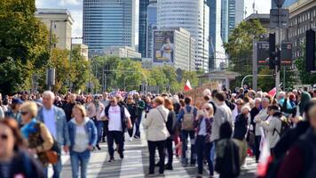 Warszawa, polen. 1 oktober 2023. Mars av en miljon hjärtan. hundratals av tusentals Mars i anti-government protest till visa Stöd för demokrati. de spontan reaktion av människor. foto