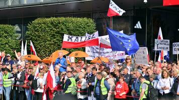 Warszawa, polen. 1 oktober 2023. Mars av en miljon hjärtan. hundratals av tusentals Mars i anti-government protest till visa Stöd för demokrati. de spontan reaktion av människor. foto