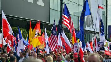 Warszawa, polen. 1 oktober 2023. Mars av en miljon hjärtan. hundratals av tusentals Mars i anti-government protest till visa Stöd för demokrati. de spontan reaktion av människor. foto