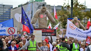 Warszawa, polen. 1 oktober 2023. Mars av en miljon hjärtan. hundratals av tusentals Mars i anti-government protest till visa Stöd för demokrati. de spontan reaktion av människor. foto