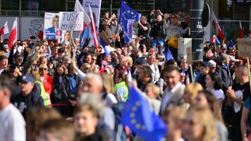 Warszawa, polen. 1 oktober 2023. Mars av en miljon hjärtan. hundratals av tusentals Mars i anti-government protest till visa Stöd för demokrati. de spontan reaktion av människor. foto