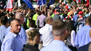 Warszawa, polen. 1 oktober 2023. Mars av en miljon hjärtan. hundratals av tusentals Mars i anti-government protest till visa Stöd för demokrati. de spontan reaktion av människor. foto