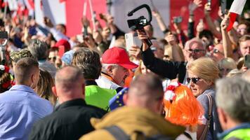 Warszawa, polen. 1 oktober 2023. Mars av en miljon hjärtan. hundratals av tusentals Mars i anti-government protest till visa Stöd för demokrati. de spontan reaktion av människor. foto