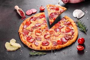 pepperoni pizza med mozzarellaost, salami, skinka foto