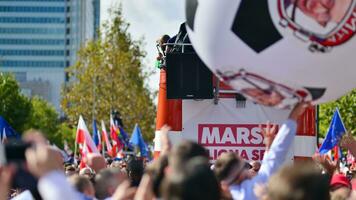 Warszawa, polen. 1 oktober 2023. Mars av en miljon hjärtan. hundratals av tusentals Mars i anti-government protest till visa Stöd för demokrati. de spontan reaktion av människor. foto