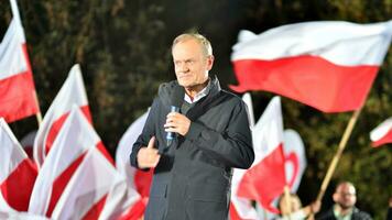 Warszawa, polen. 9 oktober 2023. Donald bete talar på ett val samling efter en TV-sändas debatt på regering tv på de slutet av de kampanj. foto