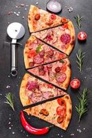 pepperoni pizza med mozzarellaost, salami, skinka foto