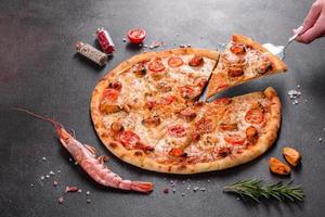 välsmakande skivad pizza med skaldjur och tomat på en betongbakgrund