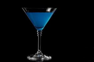 närbild av blå curacaodryck. blå laguncocktail i glas foto