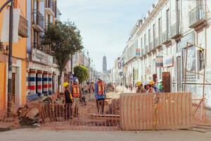 puebla, mexico 2023 - konstruktion arbetare arbete till reparera en gata i de historisk Centrum av puebla foto