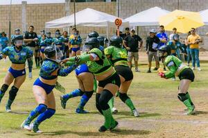 puebla, mexico 2023 - vänlig spel av kvinnors amerikan fotboll i mexico på en platt fält på en solig dag foto