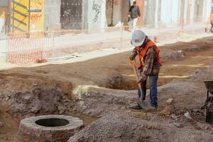 puebla, mexico 2023 - konstruktion arbetare arbete till reparera en gata i de historisk Centrum av puebla foto