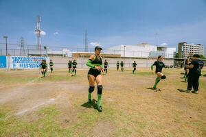 puebla, mexico 2023 - vänlig spel av kvinnors amerikan fotboll i mexico på en platt fält på en solig dag foto