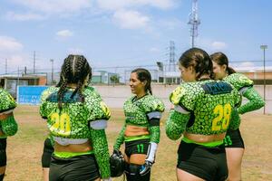 puebla, mexico 2023 - vänlig spel av kvinnors amerikan fotboll i mexico på en platt fält på en solig dag foto