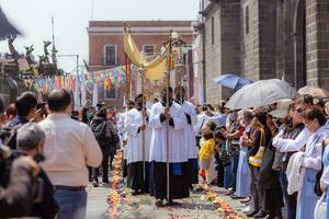 puebla, mexico 2023 - präster och medlemmar av de katolik kyrka bära ut en procession i främre av de katedral av puebla. dyrkan av katolik kristen symboler foto