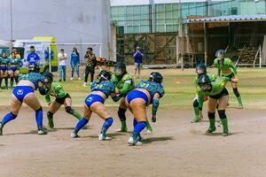 puebla, mexico 2023 - vänlig spel av kvinnors amerikan fotboll i mexico på en platt fält på en solig dag foto