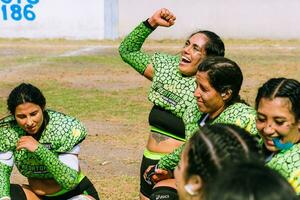 puebla, mexico 2023 - vänlig spel av kvinnors amerikan fotboll i mexico på en platt fält på en solig dag foto