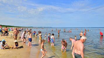 swinoujscie, polen. 15 augusti 2023. människor koppla av på de fullt med folk strand av de baltic hav på de ö av usedom. foto