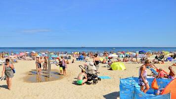 swinoujscie, polen. 15 augusti 2023. människor i de vatten på de strand under Semester säsong i över baltic hav. foto