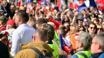 Warszawa, polen. 1 oktober 2023. Mars av en miljon hjärtan. hundratals av tusentals Mars i anti-government protest till visa Stöd för demokrati. de spontan reaktion av människor. foto