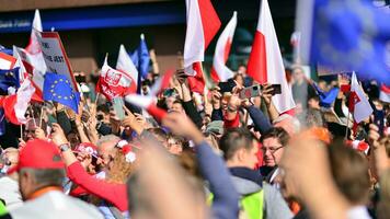 Warszawa, polen. 1 oktober 2023. Mars av en miljon hjärtan. hundratals av tusentals Mars i anti-government protest till visa Stöd för demokrati. de spontan reaktion av människor. foto