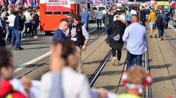 Warszawa, polen. 1 oktober 2023. Mars av en miljon hjärtan. hundratals av tusentals Mars i anti-government protest till visa Stöd för demokrati. de spontan reaktion av människor. foto