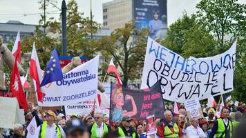 Warszawa, polen. 1 oktober 2023. Mars av en miljon hjärtan. hundratals av tusentals Mars i anti-government protest till visa Stöd för demokrati. de spontan reaktion av människor. foto