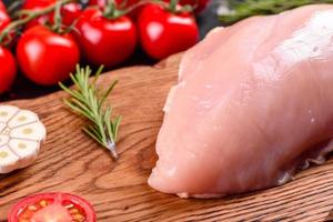 färsk rå kycklingfilé och grönsaker förberedda för matlagning