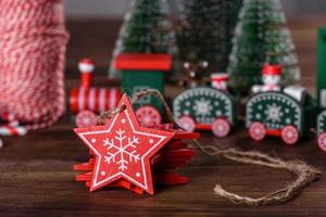 julelement av dekorationer för att dekorera det nya årsträdet