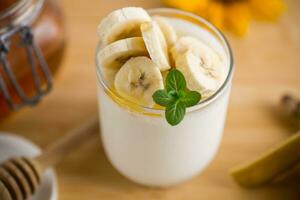 ljuv hemlagad yoghurt med bananer och honung foto