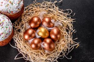 påsk gyllene ägg i boet, förberedelse för semestern