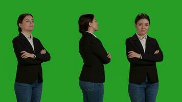 stänga upp av eleganta kvinna bär kontor kostym i studio, verkande positiv och självsäker över grön skärm bakgrund. företags- arbetstagare varelse formell, företag anställd leende på kamera. foto