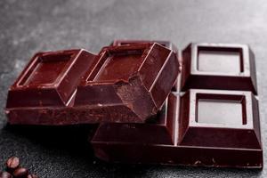 bitar av doftande läcker svart choklad
