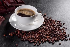 en kopp färskt doftande morgonkaffe för en glad start på dagen foto