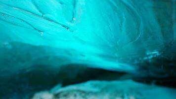 Vatnajokull glaciär blå is block inuti crevasse i Island, skön polär landskap med isig frysta rocks. transparent isberg i is grotta väg med täckt frost vintrig snö. handhållen skott. foto