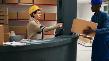 kvinna anställd håller på med stock lager med scanner, läser in streckkoder på lådor med handelsvaror. kvinna i overall planera beställa sändning, industriell Produkter i lagring rum. foto