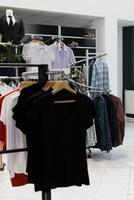 tömma mode Lagra fylld med kuggstänger och hängare, tillfällig ha på sig objekt hängande i modern boutique. modern kläder och Tillbehör på rabatt, små företag kommersiell aktivitet. foto