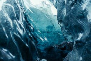 massiv is chuckar inuti crevasse Begagnade för glaciär vandring, Vatnajokull is massa i scandinavian område. imponerande isig block inuti grottor och tunnlar, global uppvärmningen begrepp. foto
