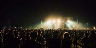 ai genererad. ai generativ. natt öppen luft konsert visa prestanda skede leva musik händelse med många människor runt om. firande roligt fest rave bakgrund. grafisk konst foto